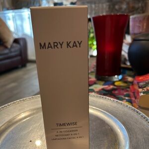 Mary Kay 4-in1
Cleanser for dry and normal skin.